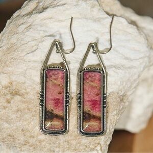 🩷🆕🩷Silver and Pink Stone Dangle Earrings